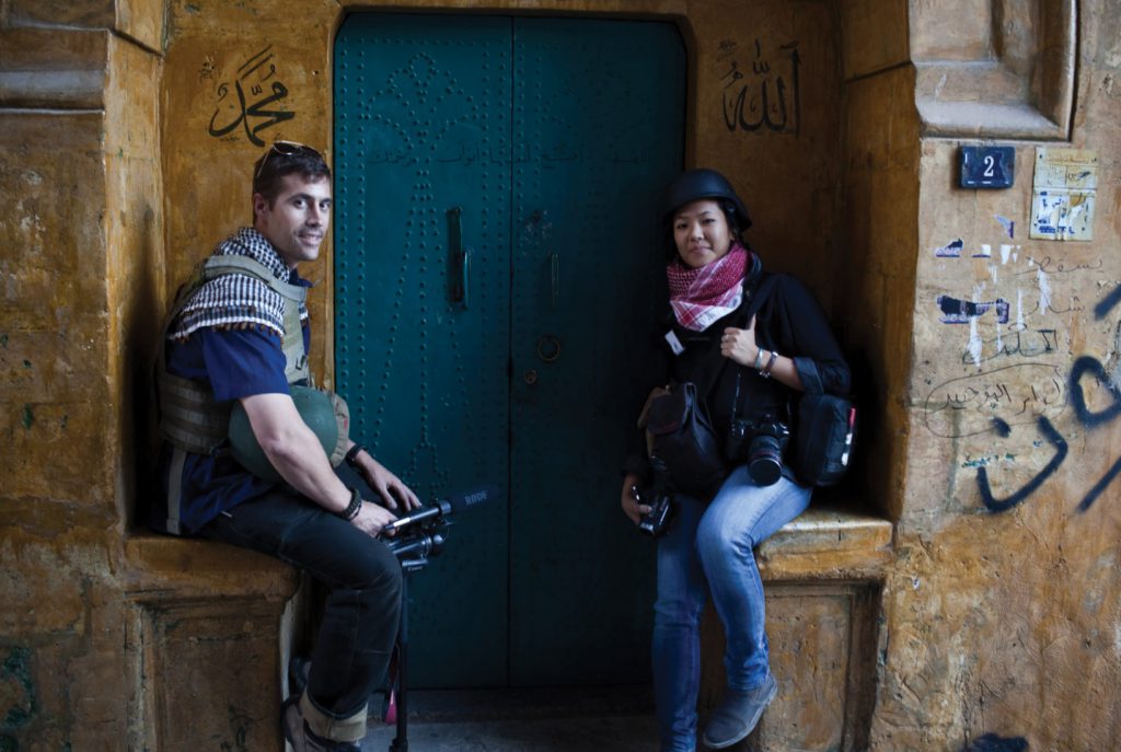 ניקול טאנג עם ג׳יימס פולי בזמן שעבדו ביחד בסוריה. ״הוא היה אדם אכפתי ומתחשב, לא תחרותי כמו העיתונאים האחרים״  |  צילום: ניקול טאנג