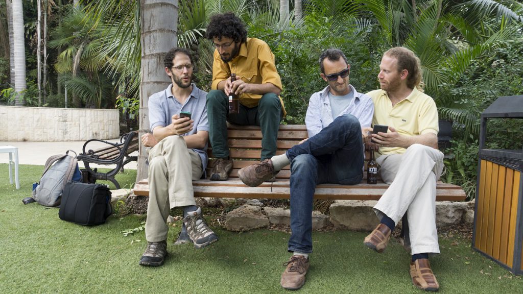 היזמים של "לזוז", משמאל לימין: מתן פילד, שי זלוף, אורן סוקולובסקי, איתן קצ'קה. בארגון הקהילתי שלהם אין מנהלים ואין תפקידים