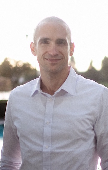 ניר אייל כותב על החיבור שבין פסיכולוגיה, טכנולוגיה ועסקים. הוא מחבר הספר Hooked: How to Build Habit-Forming Products. אייל מכר שתי חברות היי-טק ומייעץ כיום לחברות כיצד ליצור מוצרים מושכים יותר. הוא מחבר הבלוג Nir and Far