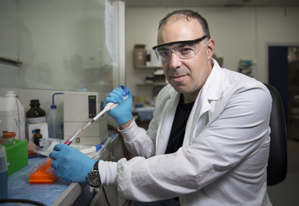 פרופ' דן פאר במעבדה לננו-רפואה באוניברסיטת ת"א | אלכס גורביץ'