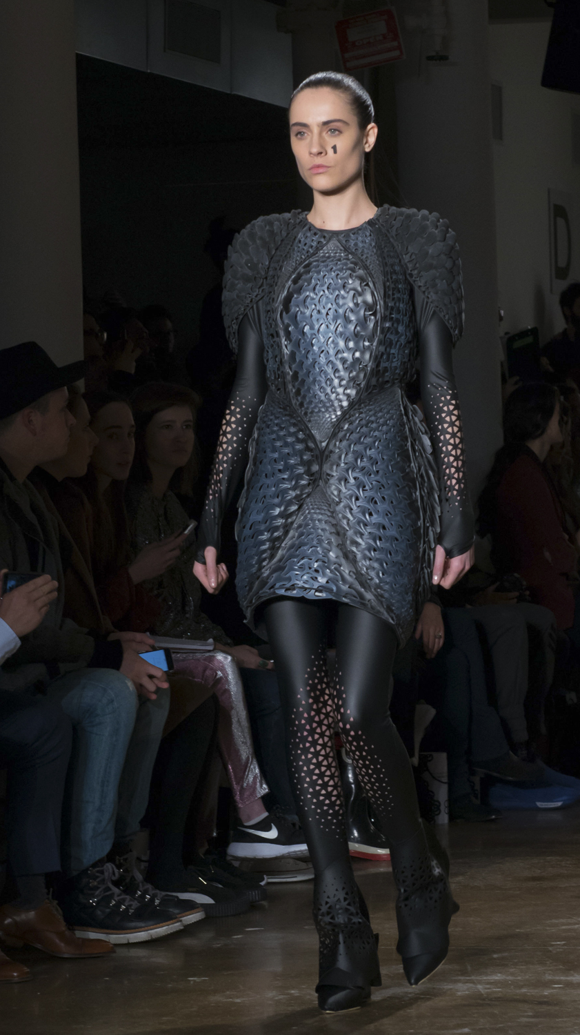 אדריכלית, מדענית ומעצבת. נרי אוקסמן חוקרת את החיבור בין טכנולוגיות ייצור דיגיטליות לעולם הביולוגי 
  |    
צילום: Kalina Noah
צילום: Kalina Noah