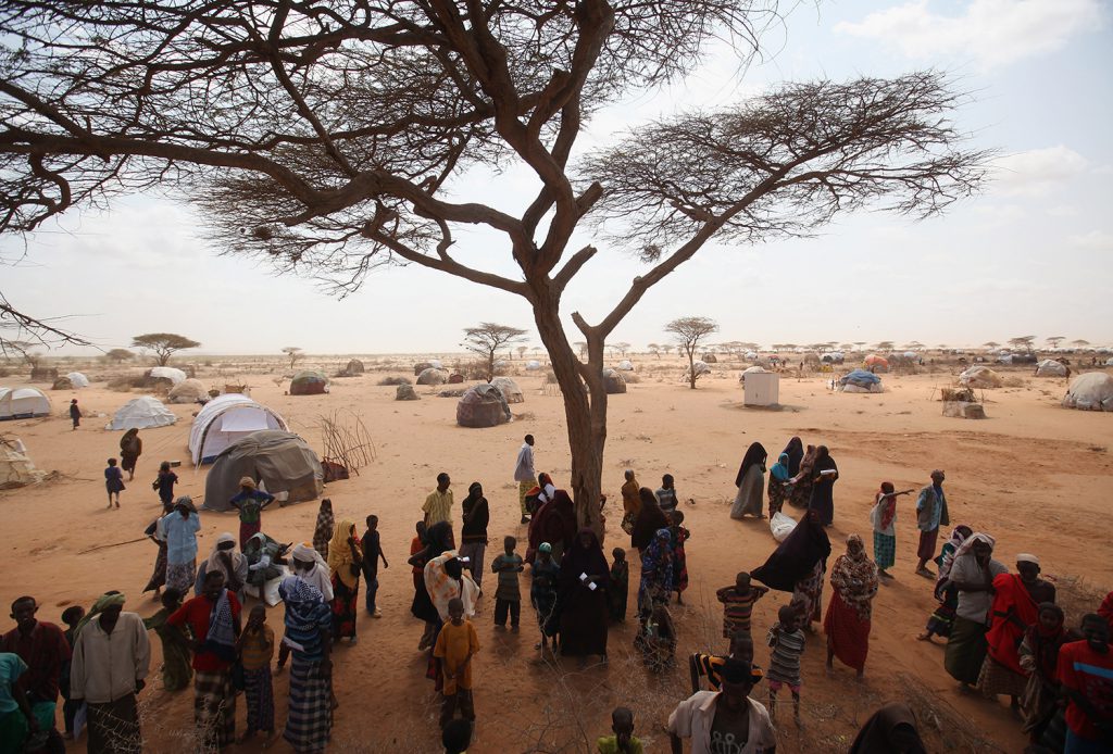 מחנה הפליטים דדאב הסמוך לגבול בין סומליה לקניה. כבר כיום, בעקבות המלחמה והבצורת הקשה מאכלס כמעט פי ארבעה פליטים מהכמות שעבורה תוכנן | תמונה: Oli Scarff/Getty Images