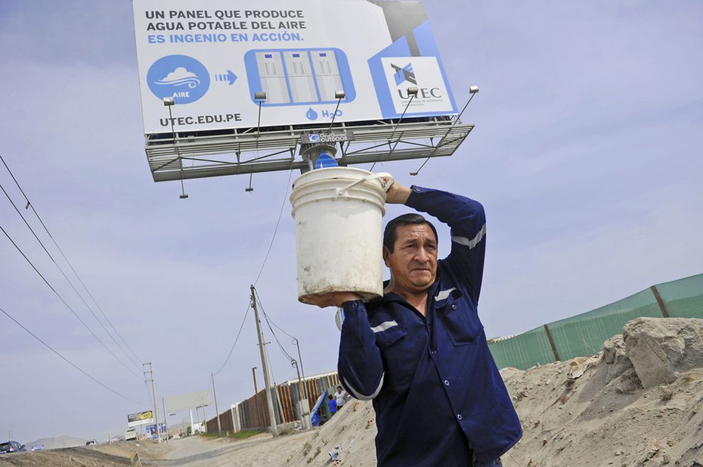 תושב ממלא מים מהברז שבתחתית השלט | תמונה: Ernesto Benavides/AFP/Getty Images