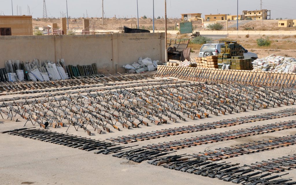 נשק של דאע"ש, שנתפס על ידי כוחות המורדים הסורים  | תמונה: Quique Kierszenbaum/Getty Images