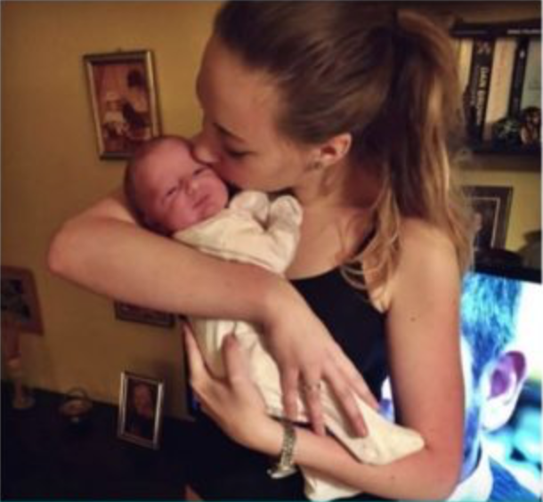 דולן והתינוקת אמליה | תמונה:Klara Dollan's  Facebook Screenshot