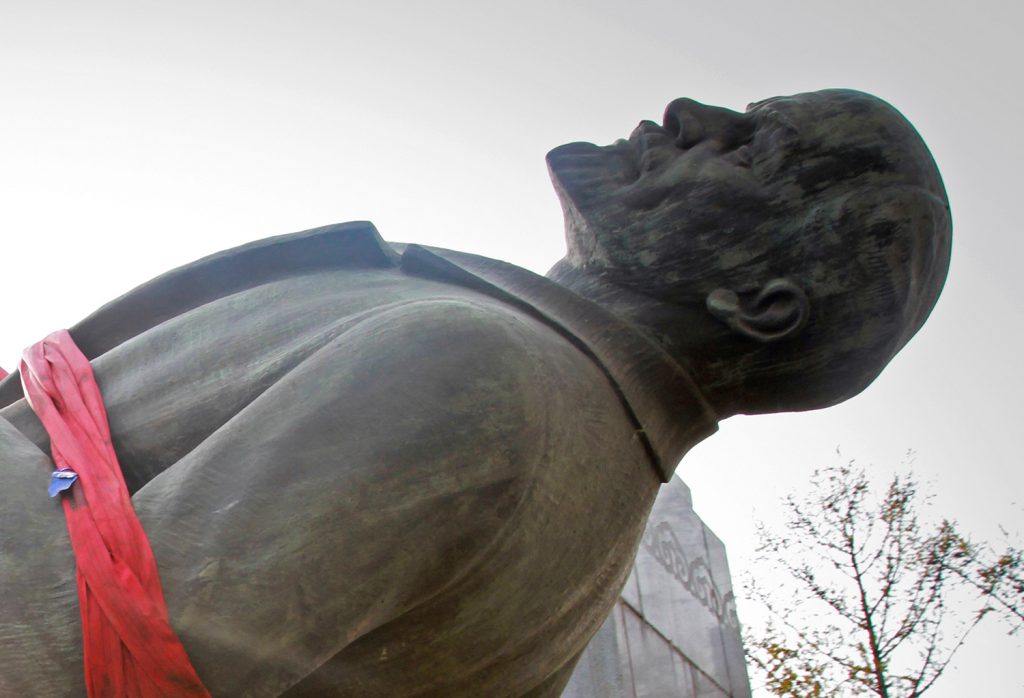 This picture taken on October 14, 2012 shows a crowd gathering to watch workers taking down the last bronze statue of Vladimir Lenin in Ulan-Bator, the capital of Mongolia, after Mayor Bat-Uul Erdene denounced the communist leader as a "murderer".  For decades Vladimir Lenin was worshipped by Mongolian schoolchildren as Teacher Lenin.                  AFP PHOTO/BYAMBASUREN BYAMBA-OCHIR        (Photo credit should read Byambasuren Byamba-Ochir/AFP via Getty Images)