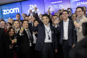 מייסד ומנכ"ל זום, אריק יואן, חוגג את הנפקת החברה בנאסד"ק, אפריל 2019. צילום: Kena Betancur/Getty Images
