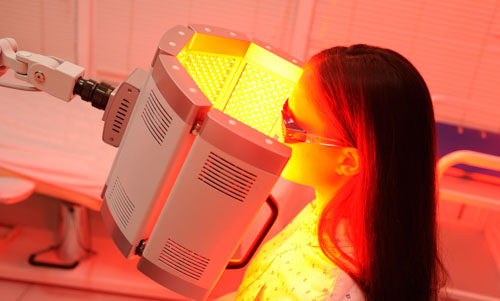 טיפול באמצעות תאורת לד אדומה להמרצת ייצור הקולגן - חלבון חשוב ברקמות חיבור, כמו גידים, עצמות וכלי דם | Robyn Beck/AFP via Getty Images