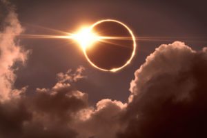 הירח ממוקם בדיוק כך שבמהלך ליקוי חמה גודלו נראה לכאורה זהה לזה של השמש | Shutterstock