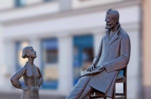 Bildarchiv Monheimפסלו של ניטשה בעיירה נאומבורג (Naumburg) שבמרכז גרמניה |  GmbH/Alamy Stock Photo