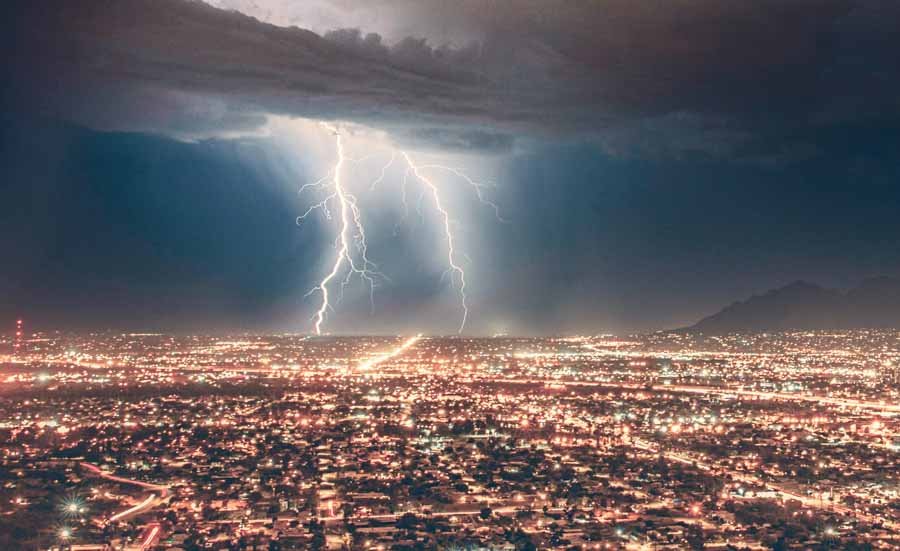 בכל שנייה מכים 50 ברקים ברחבי העולם. האם קרני לייזר יוכלו לעזור לנו להסית אותם ממסלולם וכך למנוע את הנזקים הקטלניים שלהם? | Photo by Michael D/Unsplash