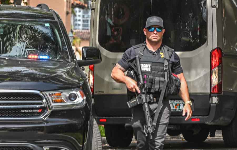 איש מהשירות החשאי באחוזת מאר-א-לאגו, אוגוסט 2022 | Giorgio Viera/AFP via Getty Images