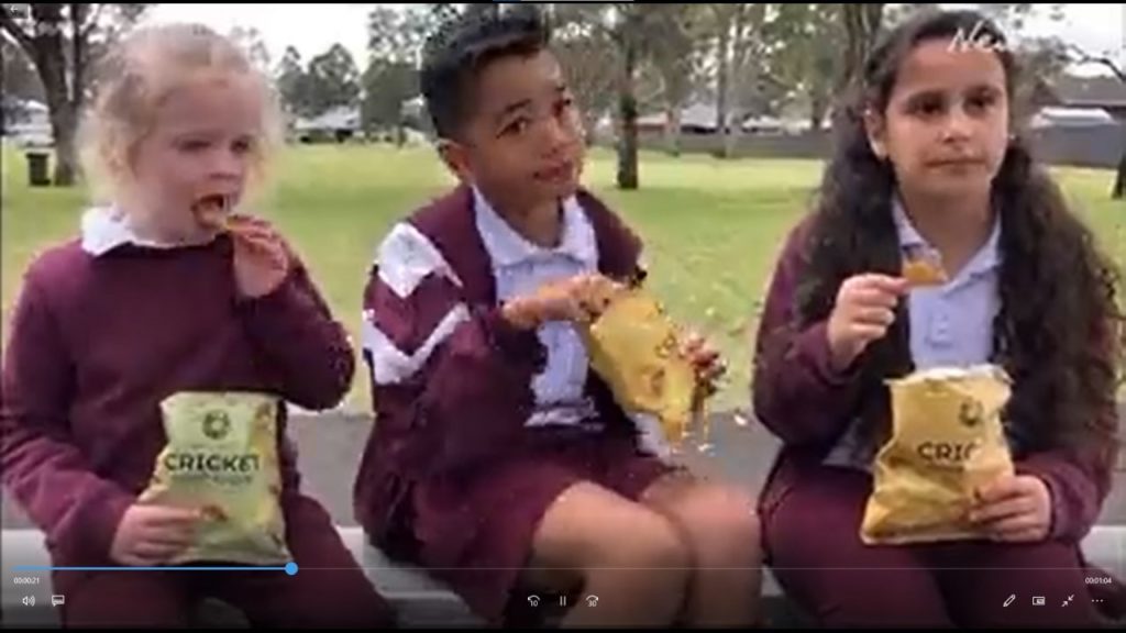 בצילום: ילדים באחד מבתי הספר באוסטרליה אוכלים את חטיפי הצרצרים המופצים שם | קרדיט: Evelyn Rae, Twitter