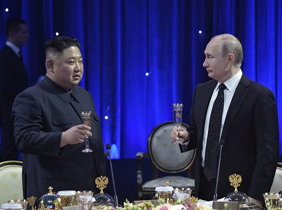 נשיא רוסיה ולדימיר פוטין ומנהיג צפון קוריאה קים ג'ונג און, בפגישתם הקודמת לפני כארבע שנים | צילום: ALEXEY NIKOLSKY/SPUTNIK/AFP via Getty Images