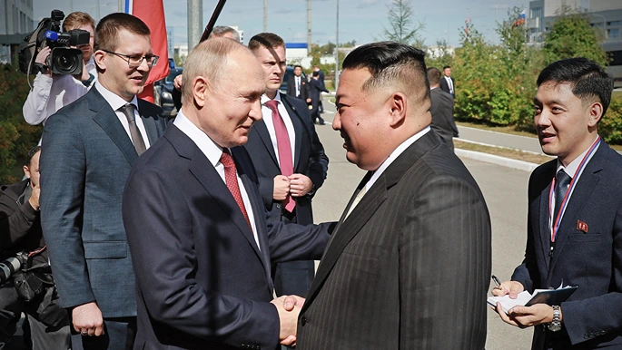 נשיא רוסיה ולדימיר פוטין ומנהיג צפון קוריאה קים ג'ונג-און בפגישתם ברוסיה ב-13 בספטמבר | Vladimir Smirnov/POOL/AFP via Getty Images