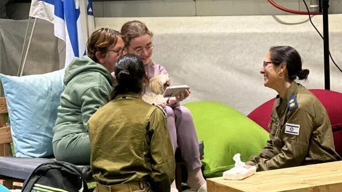 מיאה וגבריאלה, בשיחת טלפון ראשונה למשפחה | צילום: לע"מ