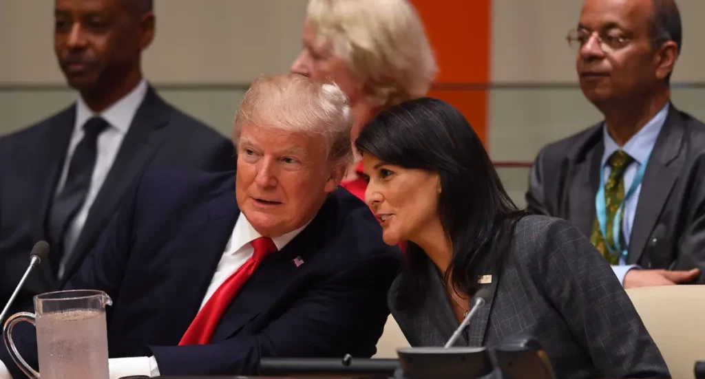 הנשיא דאז דונלד טראמפ ושגרירת ארה"ב באו"ם דאז ניקי היילי, 18 בספטמבר 2017 | צילום: Timothy A. Clary/AFP/Getty Images