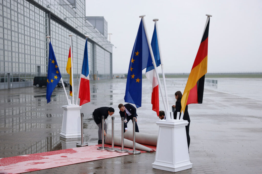 דגלי גרמניה, צרפת והאיחוד האירופי בכניסה למפעל איירבוס בהמבורג, צפון גרמניה, 9 באוקטובר 2023 | צילום: AXEL HEIMKEN/AFP via Getty Images