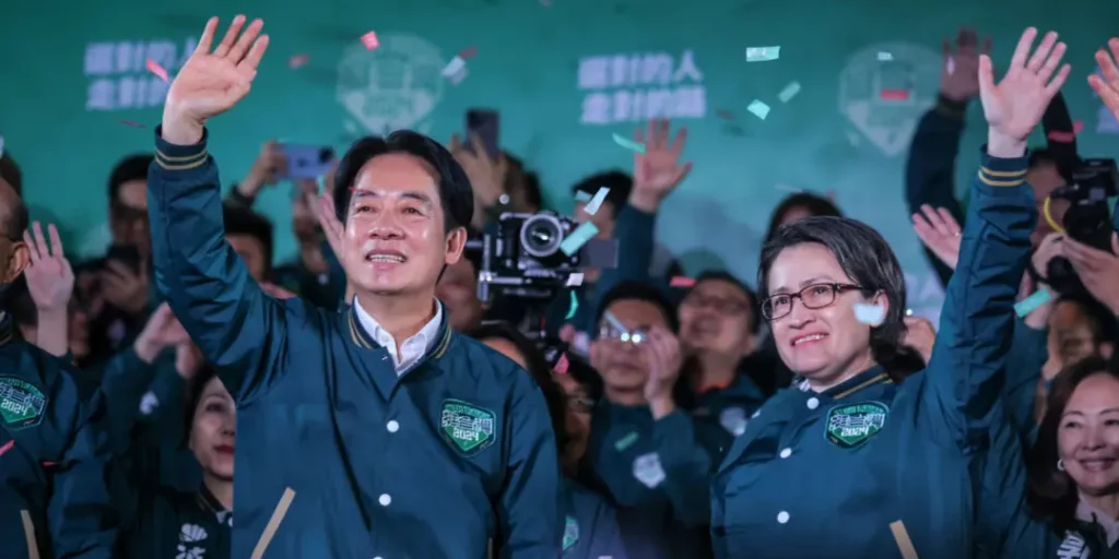 נשיא טייוואן הנבחר מטעם מפלגת DPP, לאי צ'ינג-טה (משמאל) וסגניתו המיועדת הסיאו בי-קים במטה המפלגה בטאיפיי, טייוואן, לאחר ניצחונם בבחירות, 13 בינואר 2024 | צילום: Annabelle Chih/Getty Images