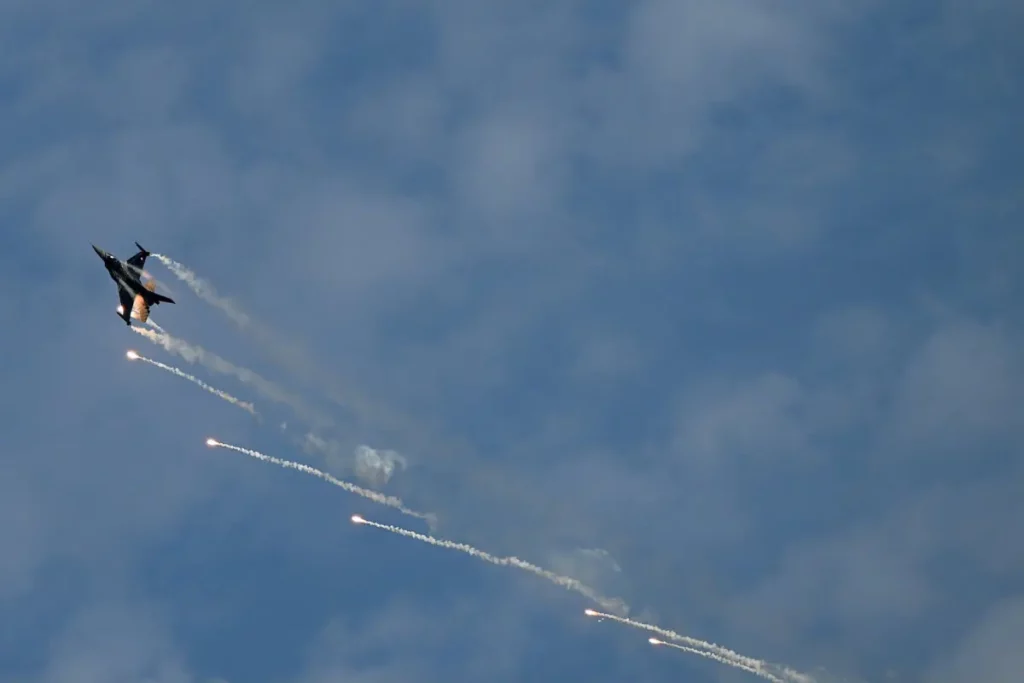 מטוס F-16 של חיל האוויר הטורקי במופע באיסטנבול לציון 100 שנה לרפובליקה הטורקית, 29 באוקטובר 2023 | צילום: Ozan Kose/AFP via Getty Images)