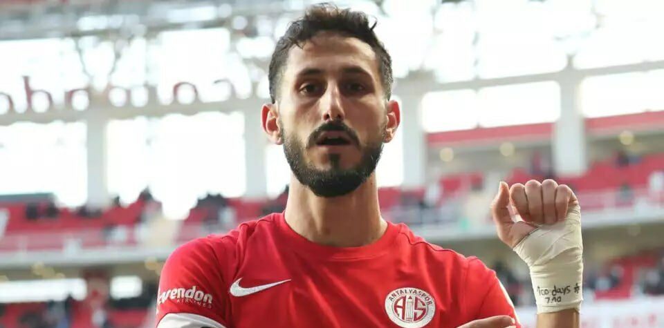 שגיב יחזקאל מצביע על הכיתוב שעל ידו (100 ימים ל-7 באוקטובר) לאחר שכבש שער במשחק קבוצתו, 14 בינואר 2024 | צילום: תיעוד ברשתות החברתיות