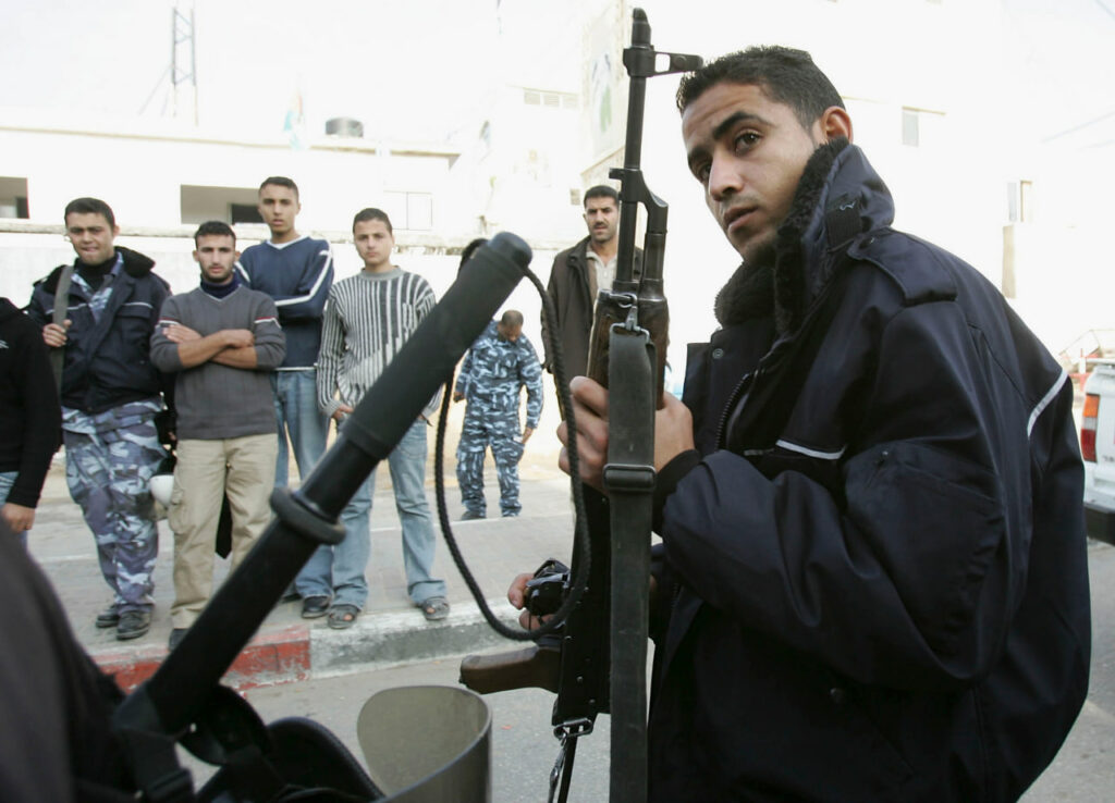 פלסטינים בבית חאנון. צולם בדצמבר 2005 | צילום: Abid Katib/Getty Images