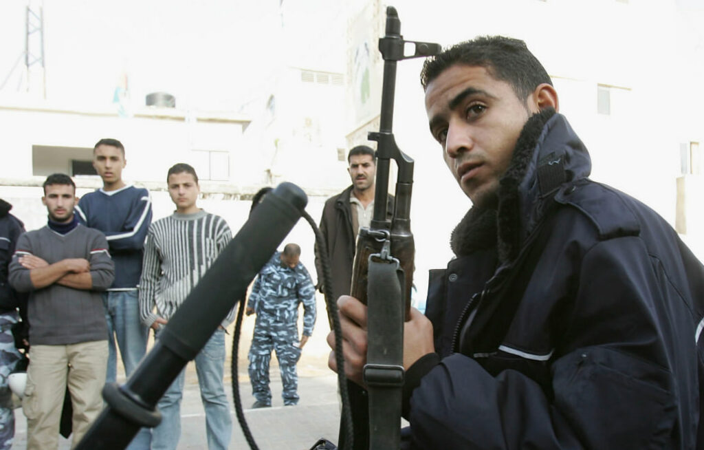 פלסטינים בבית חאנון. צולם בדצמבר 2005 | צילום: Abid Katib/Getty Images