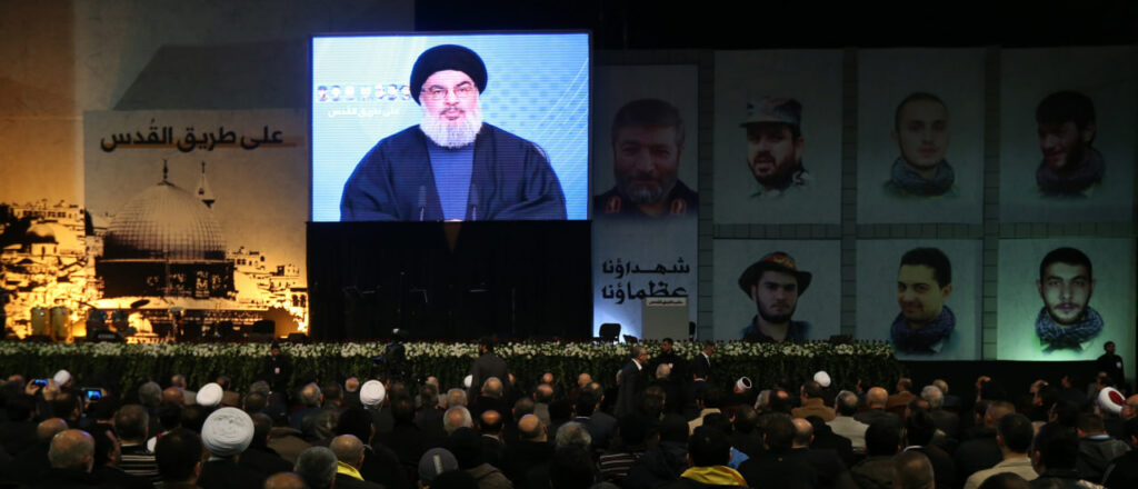 תומכי חיזבאללה צופים בנאום נסראללה על מסך גדול בביירות, 30 בינואר 2014 | צילום: JOSEPH EID/AFP via Getty Images