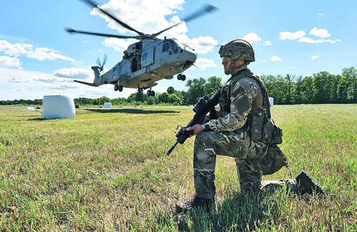 חיל הים המלכותי (הבריטי) "משחרר" אי באסטוניה, במהלך תרגיל של נאט"ו שנועד להשיב מלחמה נגד פלישה רוסית פוטנציאלית, יולי 2019 | צילום: Royal Navy