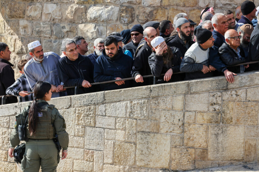 מתפללים מוסלמים עומדים בתור להר הבית, 5 בינואר 2024 | צילום: AHMAD GHARABLI/AFP via Getty Images