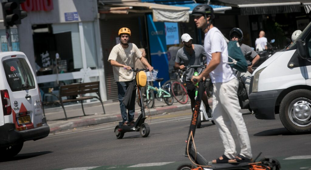 ישראלים רוכבים על קורקינט חשמלי בתל אביב, 19 ספטמבר 2023 | צילום: Miriam Alster/Flash90