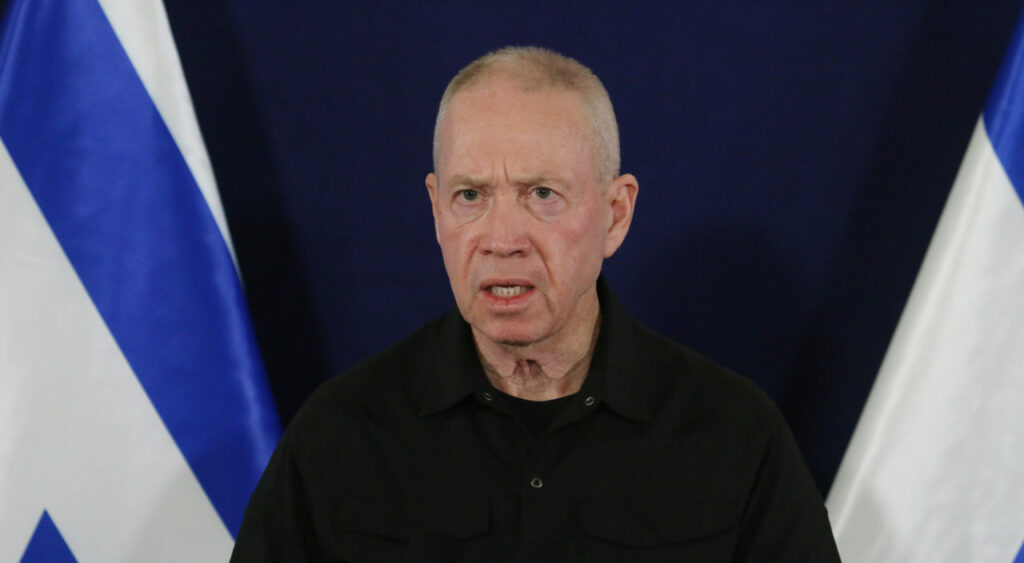 שר הביטחון יואב גלנט במסיבת עיתונאים בקריה בתל אביב, 28 באוקטובר 2023 | צילום: DANA KOPEL/POOL