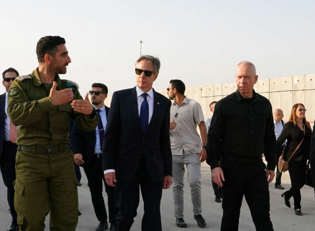 שר הביטחון יואב גלנט ומזכיר המדינה האמריקני אנתוני בלינקן במהלך סיור שערכו אתמול בתחנות מעבר הסיוע ההומניטרי, 1 במאי 2024 | צילום: אריאל חרמוני, משרד הביטחון