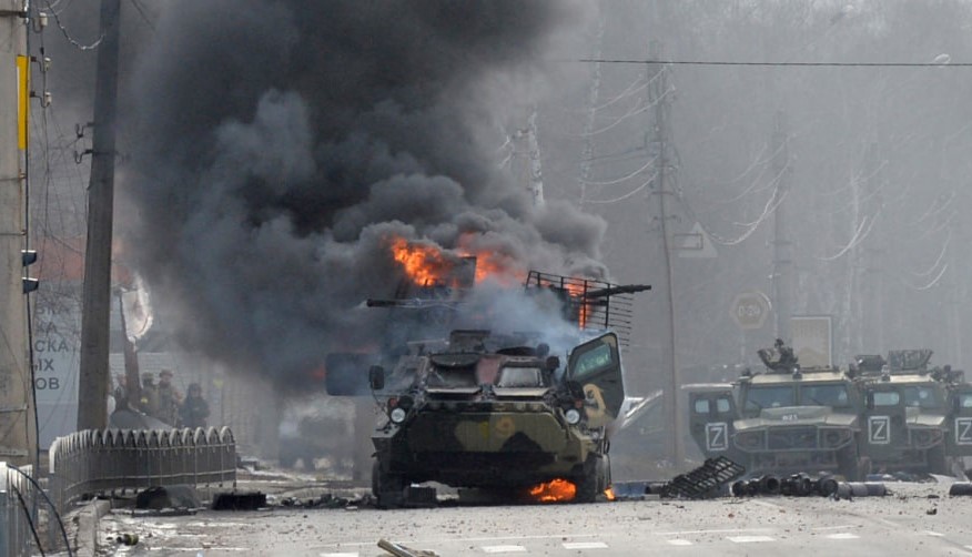 לחימה בין כוחות רוסים לאוקראינים בעיר חרקוב באוקראינה, 27 בפברואר 2022 | צילום: SERGEY BOBOK/AFP via Getty Images