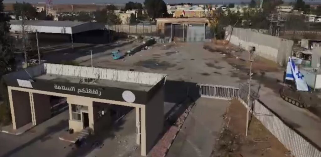 דגל ישראל בצד העזתי של מעבר רפיח | צילום מסך
