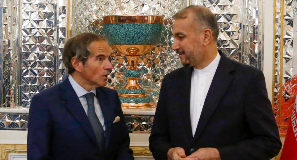 יו"ר סבא"א רפאל גרוסי בפגישתו עם שר החוץ האיראני חוסיין אמיר עבדאללהיאן, במהלך ביקורו באיראן, 6 במאי 2024 | צילום: AFP via Getty Images