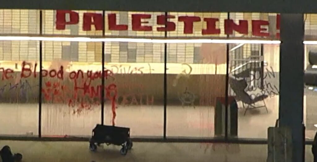 חלונות הבניין שהושחתו עם כיתובים וצבע אדום | צילום מסך