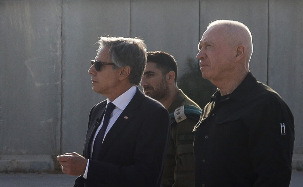 שר הביטחון יואב גלנט ומזכיר המדינה של ארה"ב אנתוני בלינקן, במהלך סיור במעבר כרם שלום, 1 במאי 2024 | צילום: EVELYN HOCKSTEIN/POOL/AFP via Getty Images