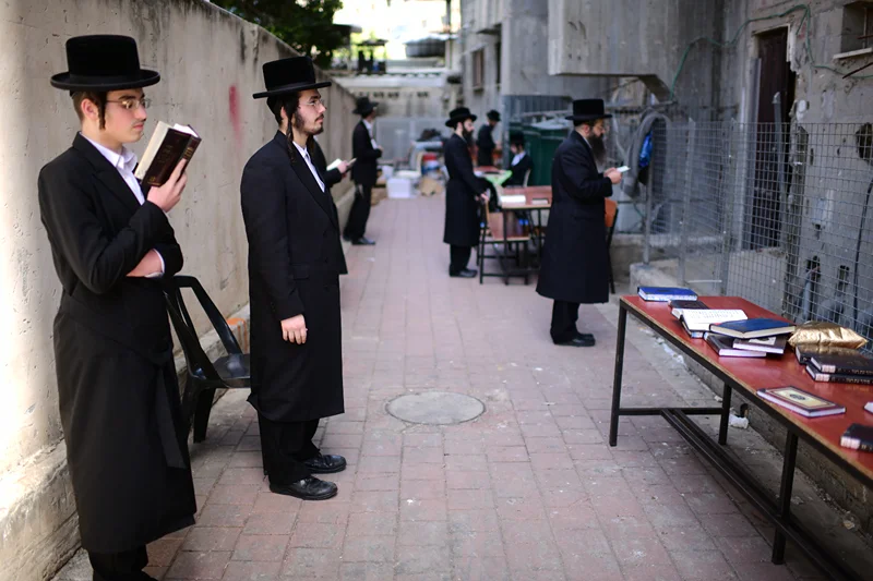 חרדים מתפללים מחוץ לישיבה, 26 במרץ 2020