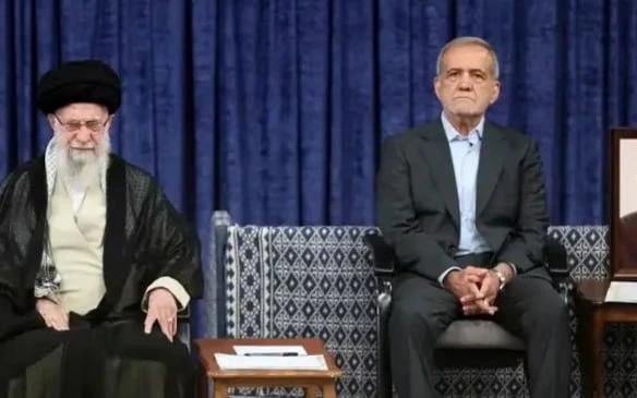 נשיא איראן מסעוד פזשכיאן והמנהיג העליון עלי ח'מינאי