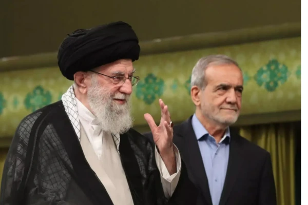 נשיא איראן מסעוד פזשכיאן והמנהיג העליון של איראן עלי ח'מינאי