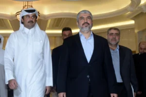 אמיר קטאר תמים בן חמד אאל ת'אני ואחד ממנהיגי הלשכה המדינית של חמאס חאלד משעל, 21 באוגוסט 2014