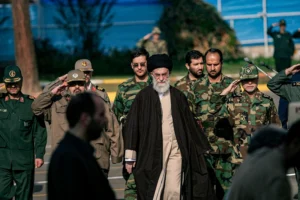 המנהיג העליון של איראן עלי ח'מינאי עם אנשי צבא, 24 באוקטובר 2007