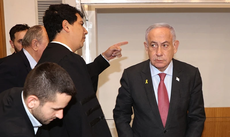 נתניהו בבית המשפט המחוזי בתל אביב ליד עורך דינו עמית חדד, 27 בינואר 2025