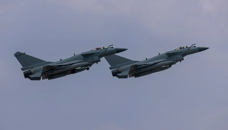 מטוסי J-10 סיניים