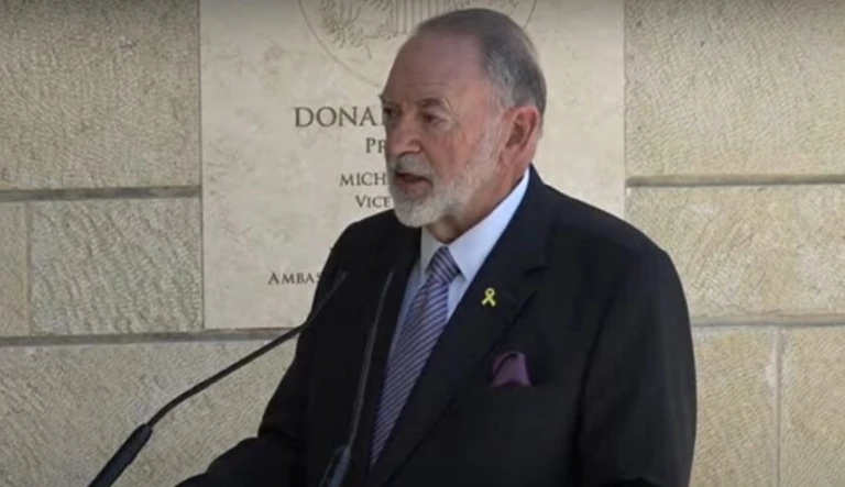 שגריר ארה"ב בישראל מייק האקבי במסיבת עיתונאים, 9 במאי 2025