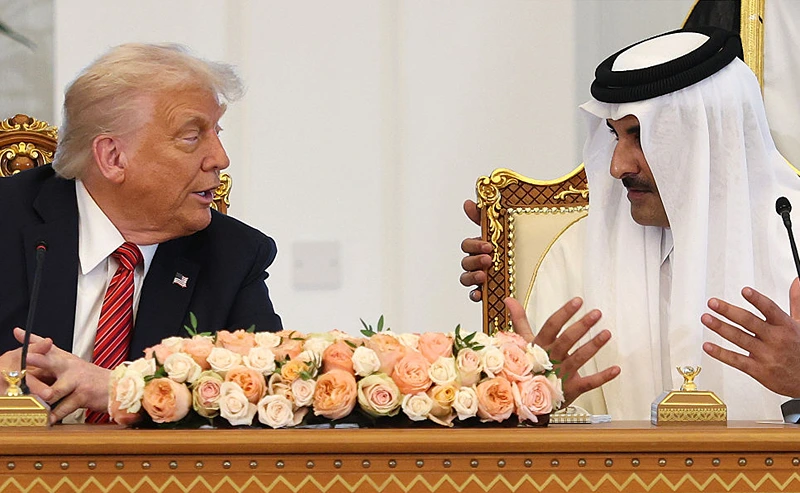 נשיא ארה״ב, דונלד טראמפ ואמיר קטאר, שיח' תמים בן חמאד אאל ת'אני במהלך החתימה על ההסכמים, 14 במאי 2025