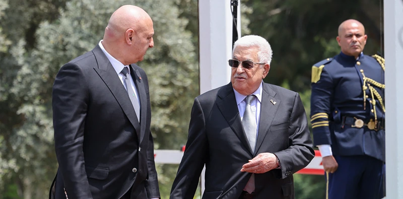 יו"ר הרש"פ מחמוד עבאס ונשיא לבנון ג'וזף עון בפגישתם בלבנון, 21 במאי 2025