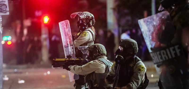 כוחות הביטחון במהלך עימות עם מפגינים בלוס אנג'לס, 7 ביוני 2025