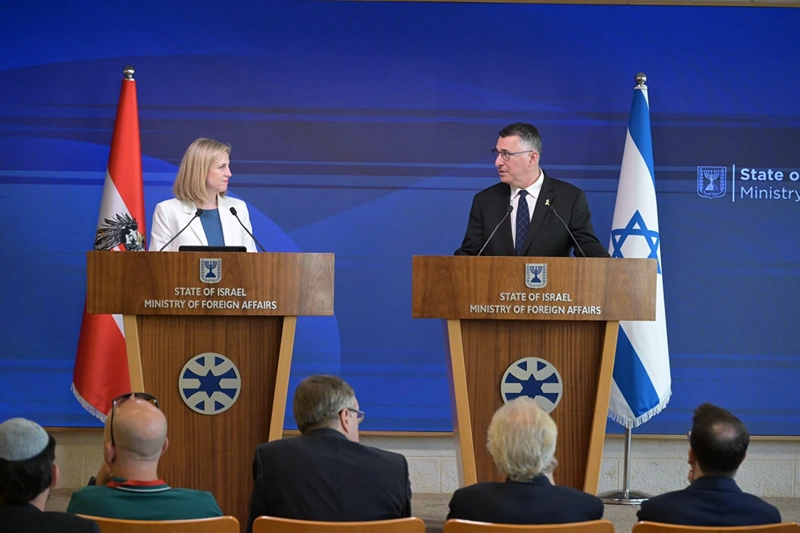 שר החוץ, גדעון סער, במסיבת עיתונאים יחד עם שרת החוץ של אוסטריה, ביאטה מיינל-רייזינגר, 30 ביוני 2025